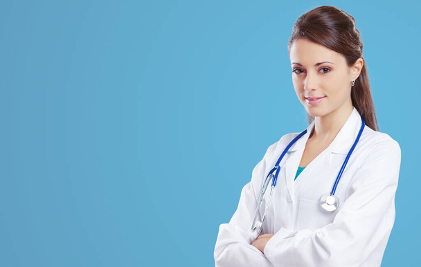 Smiling female doctor posing with arms crossed and looking at camera, healthcare and medical services concept, banner with copy space - Foto, Bild