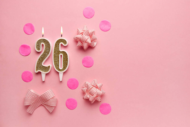 Номер 26 на розовом фоне с праздничным декором. С днем рождения свечи. Концепция празднования дня рождения, юбилея, важной даты, праздника. Принято. Баннер - Фото, изображение