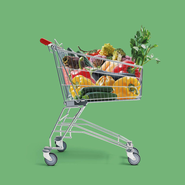 Shopping cart full of fresh vegetables: grocery shopping, sale and healthy food concept - Zdjęcie, obraz
