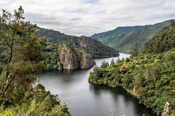 Schöne Aussicht auf den Canyon del Sil vom Miradoiro da Erbedeiroin Parada de Sil in Galicien, Spanien, Europa - Foto, Bild