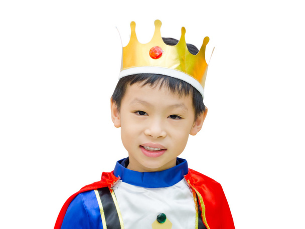 Aasialainen poika on pukeutunut prinssin pukuun
 - Valokuva, kuva