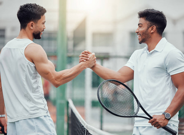 パートナーのための握手で幸せな男、テニスや友人、フィットネスや裁判所での競争やゲームに対処します。スポーツトレーニング、チームワーク、または友好的な試合や契約でのサポートのための握手. - 写真・画像