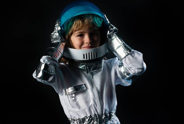 Boy playing to be an astronaut with space helmet and metal suit. Child boy playing with space helmet, little astronaut or spaceman - Foto, Imagen