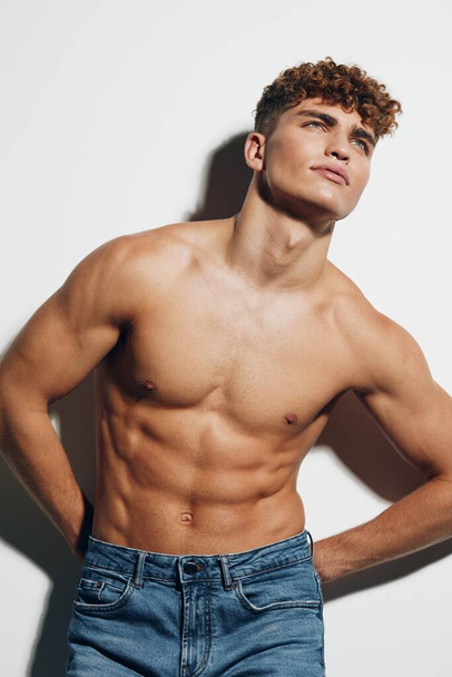 uomo muscoloso salute bianco sfondo atleta sorriso giovane bodybuilder grigio sfondo muscolare - Foto, immagini