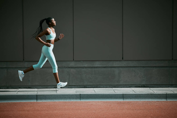 Černá žena, běh a městský chodník s tréninkem, cvičení a fitness na městské silnici. Street, běžecký profil a ženský atlet s maketou a tělovým tréninkem pro zdraví, wellness a závodní venkovní. - Fotografie, Obrázek