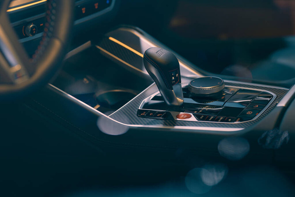 A caixa de velocidades e o console central do novo BMW XM. O cockpit está acabado em fibra de carbono. Fecha. Efeito desfocado. Polónia, Katowice, 19.11.2022 - Foto, Imagem
