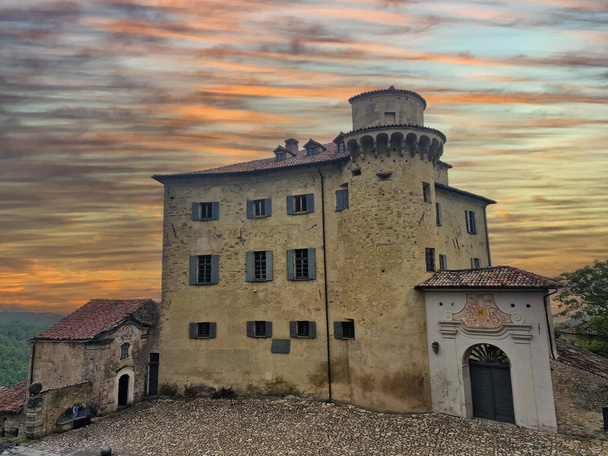 Das mittelalterliche Dorf Borgo Adorno Burg, Piemont, Italien - Foto, Bild