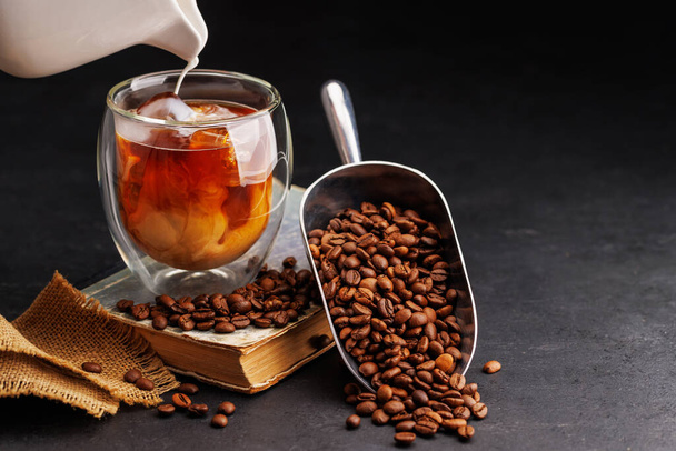 Холодный кофе и свежеобжаренные кофейные зерна. С копировальным местом - Фото, изображение