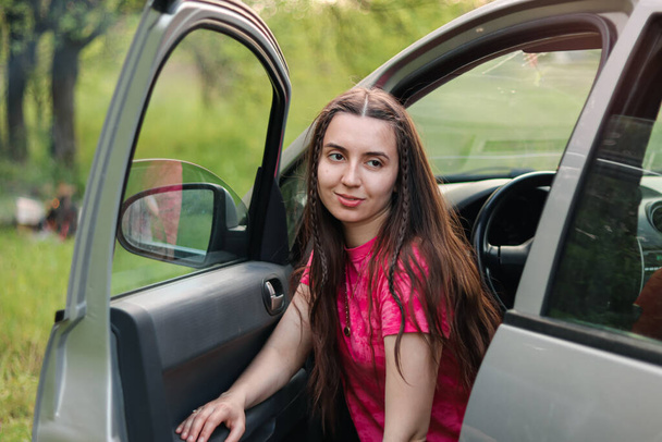 Rent a auto.car rental.Woman driver.Driving school.Auto enthusiast.Traveling by car.Driver.Auto in nature.Girl sitting in the car.Beautiful woman sitting in the car.Automotive.outdoor portrait.happy.buying a new car.feminism.certainty.Self-sufficient - Φωτογραφία, εικόνα