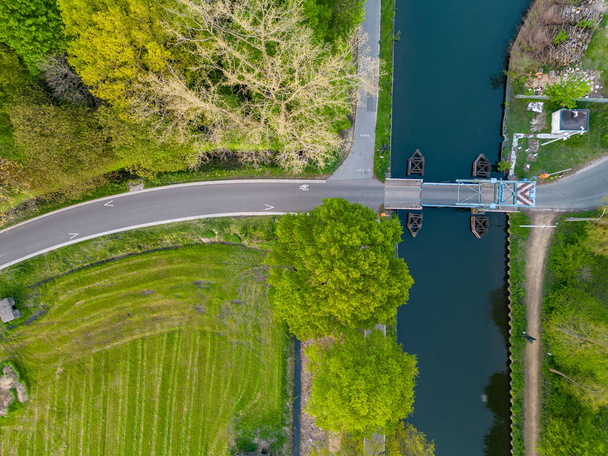 Top view antenni drone Draw Bridge yli kanavan Dessel-Schoten Rijkevorsel, Antwerpen, Belgia. Laadukas kuva - Valokuva, kuva