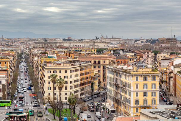 ROMA, VATICANO - 9 DE MARZO DE 2023: Este es un paisaje urbano del centro histórico desde la ventana del mirador del Palacio Apostólico. - Foto, Imagen