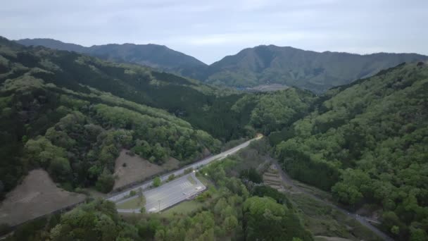 Αεροφωτογραφία του άδειου δρόμου στάση ανάπαυσης από σήραγγα στο ορεινό τοπίο κατά το σούρουπο. Υψηλής ποιότητας 4k πλάνα - Πλάνα, βίντεο