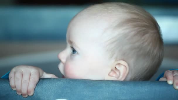 赤ちゃんのベビーベッドで遊ぶ - 映像、動画