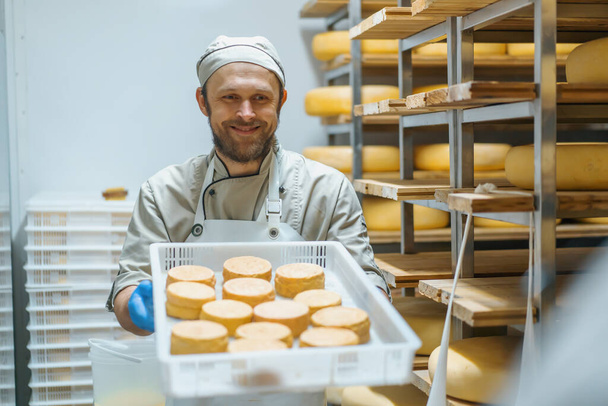 fromager souriant tenant caisse fromage frais dans l'entrepôt de la ferme laitière Production laitière Entreprise agricole prospère - Photo, image