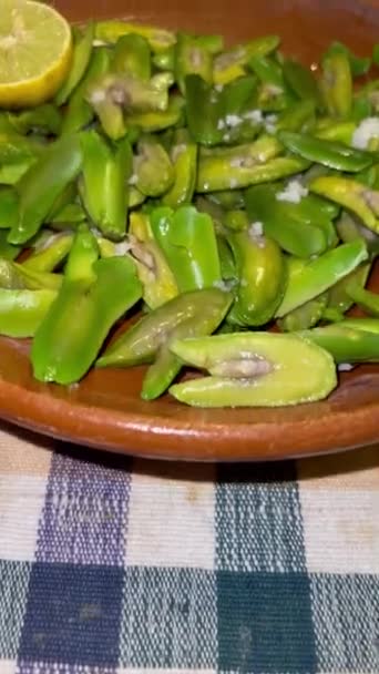 Nasiona Inga edulis, egzotyczne owoce podawane w glinianym naczyniu wraz z cytryną i solą. powszechnie nazywane: guama, guaba, pacae lub pacay - Materiał filmowy, wideo