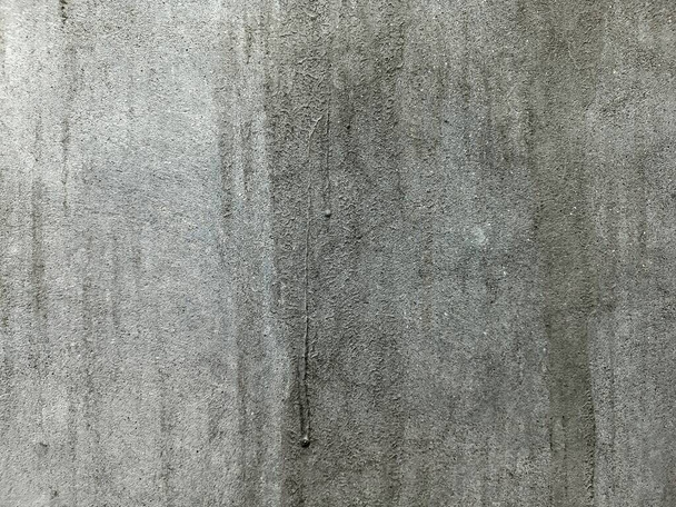 Esmagado Sujo rachado parede branca pintura descascamento off.Badly danificado parede velha com descascamento fora paint.Patches de tinta são missing.cement arranhado descascado despido resistido grunge parede texture.creaking wall.Texture de parede de concreto cinza velho para fundo. - Foto, Imagem