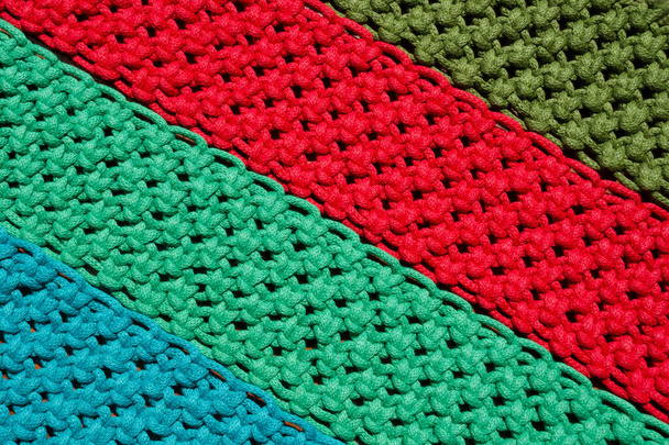 Modelli di vimini. Macrame, un nodo quadrato di fili multicolori. - Foto, immagini