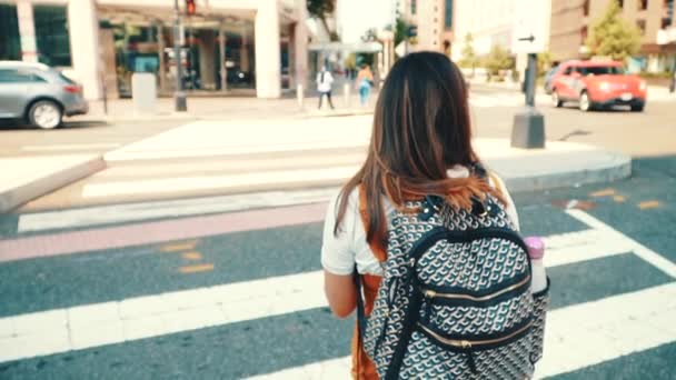 Felnőtt diák nő egy hátizsák Séta a város Crosswalk lassú mozgás - Felvétel, videó