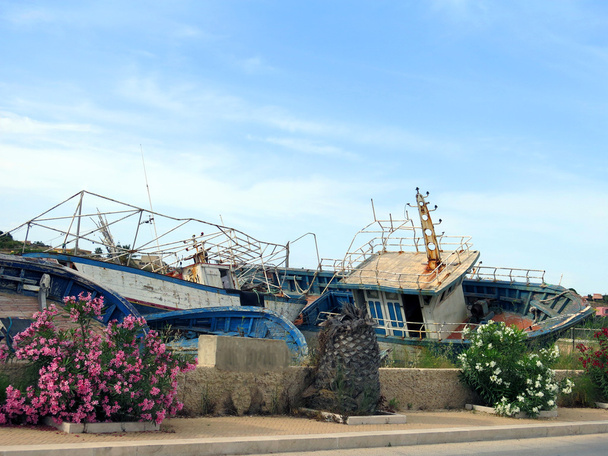 Zerbrochene antike Schiffswracks nach der Ausschiffung von Flüchtlingen - Foto, Bild