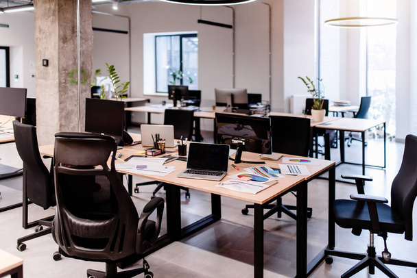 Moderno lugar de trabajo de oficina con escritorios y portátiles - Foto, Imagen