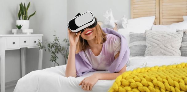 Ładna młoda kobieta w okularach VR w sypialni - Zdjęcie, obraz