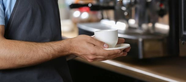 Barista con taza de café caliente en la cafetería. Banner para el diseño - Foto, imagen