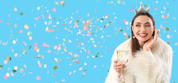 Mulher feliz com copo de champanhe comemorando o aniversário no fundo azul claro. Banner para design - Foto, Imagem
