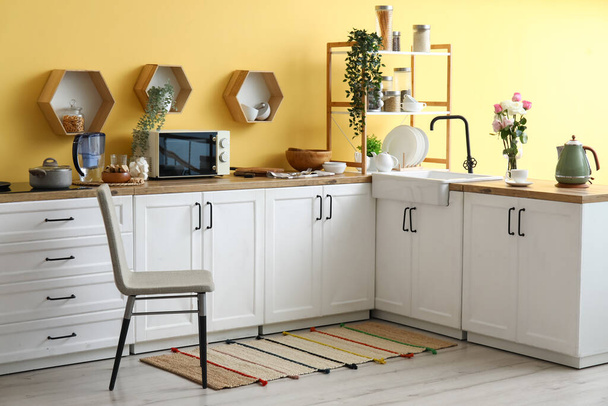 Interiér moderní kuchyně se stylovým kobercem - Fotografie, Obrázek