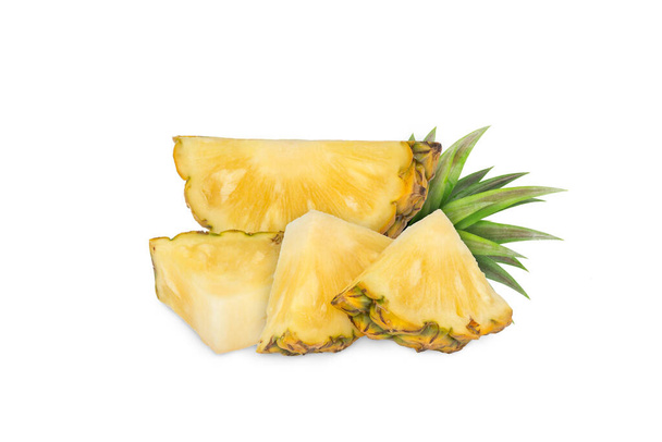 Ananas- ja ananasviipale. Ananas lehdet eristetty läpinäkyvällä taustalla leikkausreitillä, yksi koko ananas ja ananas viipale. jossa leikkausreitti ja alfa-kanava. - Valokuva, kuva