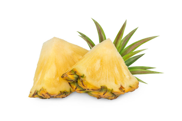 cały kawałek ananasa i ananasa. Ananas z liśćmi wyizolowanymi na przezroczystym tle ze ścieżką wycinania, pojedynczym kawałkiem ananasa i ananasa. ze ścieżką wycinania i kanałem alfa. - Zdjęcie, obraz