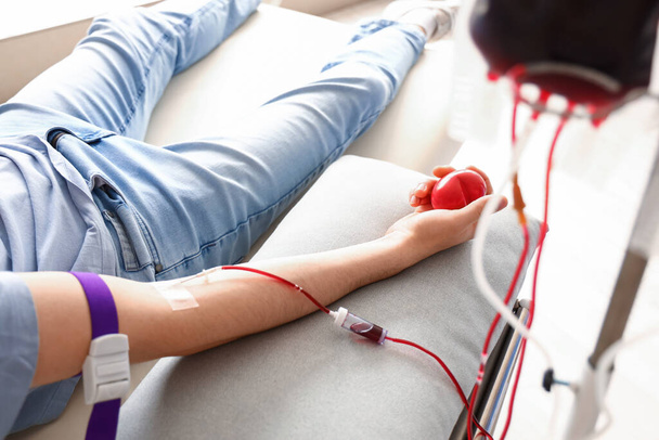 Joven donando sangre en la clínica, primer plano - Foto, Imagen