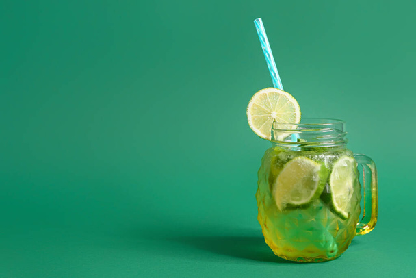 Einmachglas mit kaltem Mojito auf grünem Hintergrund - Foto, Bild