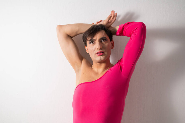 Homosexual in a pink female dress. A man in make-up - Foto, Bild