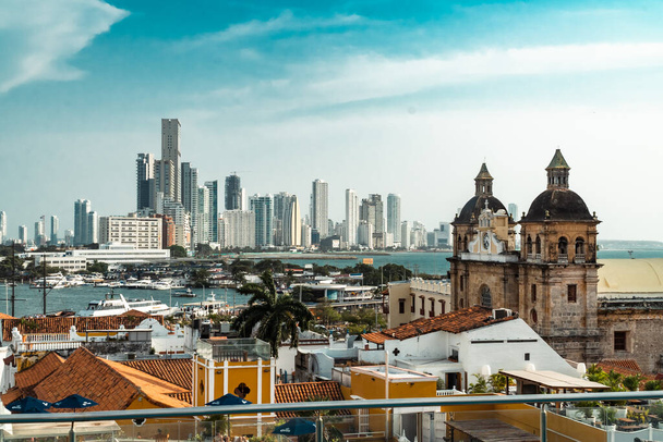 Cartagena, Bolívar, Colombia. 14 de marzo de 2023: Paisaje panorámico en la ciudad amurallada con vistas a la iglesia de San Pedro Claver. - Foto, imagen