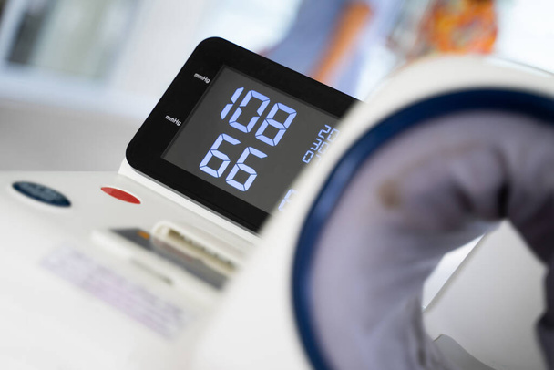 Digitális vérnyomás-monitor és pulzusszám-monitor Egészségügyi és orvosi koncepció. - Fotó, kép
