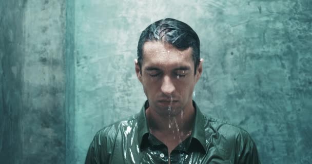 Depresyondaki adam banyoda duşun altında duruyor ve sudan ıslanıyor. Güçlü duygusal krizler geçiren bir adam, akıl sağlığıyla ilgili sorunlar, banyoda kıyafetlerle duşun altında durmak.. - Video, Çekim
