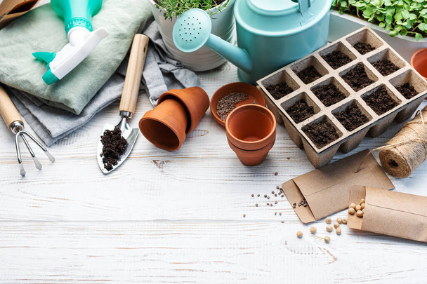Concepto de jardinería, plantación en casa. Conjunto de herramientas y suministros de jardinería para siembra de semillas - Foto, imagen
