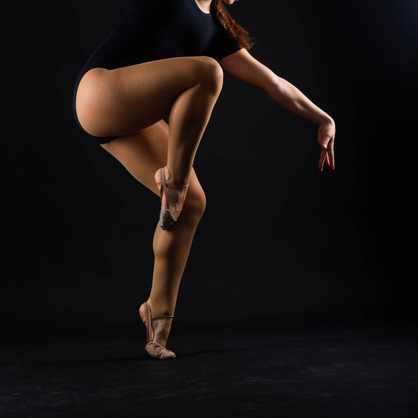 Krásná cool mladý fit gymnastka žena ve sportovním oblečení šaty cvičení, provádění výtvarné gymnastiky - Fotografie, Obrázek