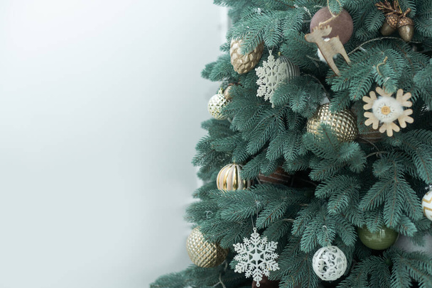 Christmas tree and Christmas decorations. - Foto, imagen