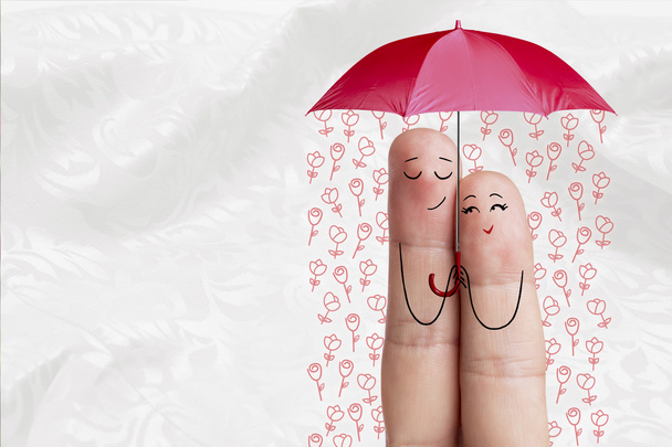 Konzeptkunst. Liebespaar umarmt und hält roten Regenschirm in der Hand. Archivbild - Foto, Bild