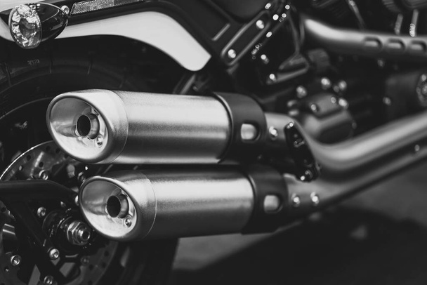 Motosiklet Kapanışı Gümrük Boruları Büyük Egzoz Ucu Siyah ve Beyaz Ton Tonu İkili İkili Tüpü - Fotoğraf, Görsel