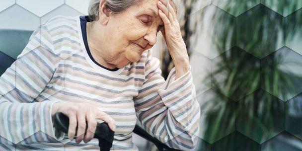 Пожилая женщина сидит и имеет головную боль, геометрический узор - Фото, изображение