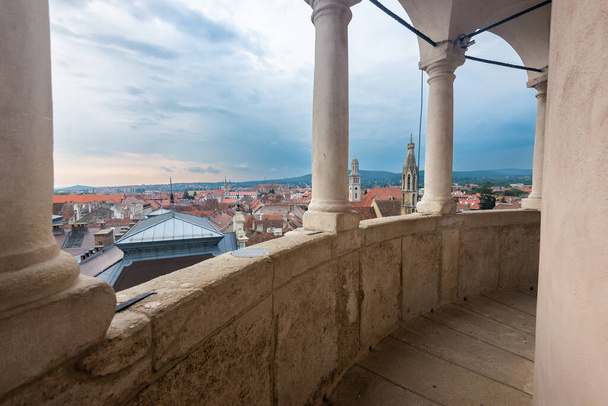 Pohled z balkónu Firewatch Tower. Hlavní náměstí ve starém městě Sopron, významné město v západním Podněstří Maďarska. - Fotografie, Obrázek