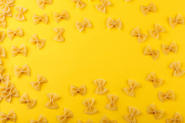 Diferentes tipos y formas de pasta italiana seca sobre un fondo amarillo - Foto, imagen