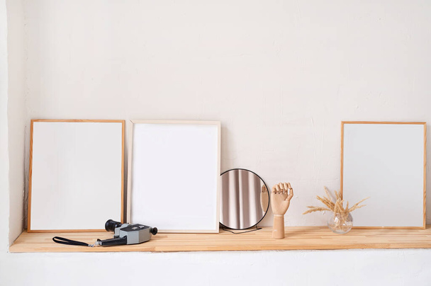 conjunto de marcos de fotos de madera vacíos para un diseño de maqueta en el estante de madera. decoración del hogar y el interior - Foto, imagen