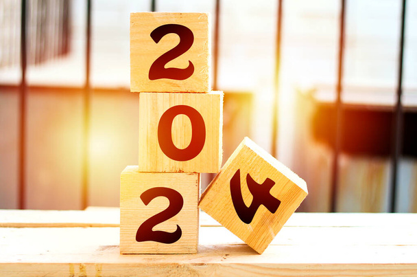 2024 Šablona novoroční blahopřání, 2024 na dřevěných kostkách na dřevěném stole - Fotografie, Obrázek