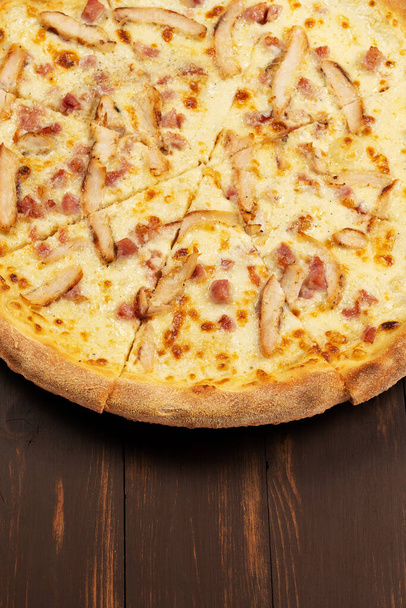 Піца зі свинячими гіроскопами, томатним соусом, змішаним вибором сиру та цибулею
. - Фото, зображення