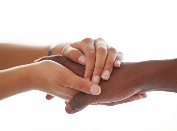 Pomoc, komfort i osoby trzymające się za ręce wspierające miłość, empatię i zrozumienie na białym tle. Ręka, nadzieja i osoba z zaufaniem pocieszające dla złych wieści, diagnozy lub raka i depresji. - Zdjęcie, obraz