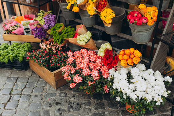 Perakende satış için sokak çiçekçisi. Küçük işletme konsepti. Çok renkli taze buketi olan çiçek pazarı. - Fotoğraf, Görsel