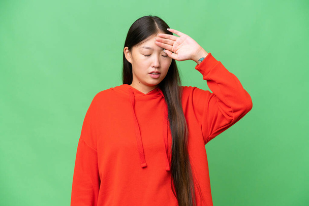 Jonge aziatische vrouw over geïsoleerde achtergrond van plan om de oplossing te realiseren terwijl het optillen van een vinger omhoog - Foto, afbeelding